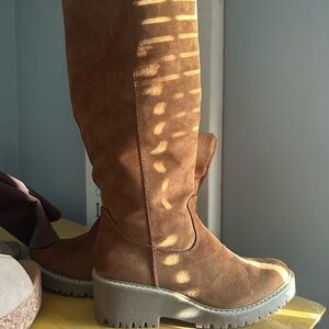 Beautiful brown boots
Never worn
Size 8